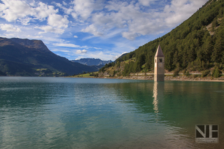 Reschensee mit Kirchturm der versunkenen Gemeinde Alt-Graun, Südtirol, Italien