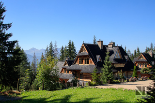 Typische Holzhäuser (Zakopane-Stil) in der Podhale-Region (Hohe Tatra, Polen)